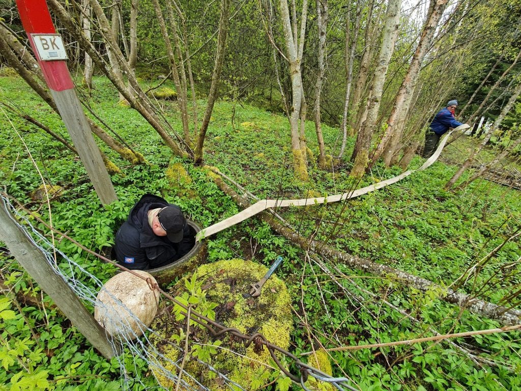 Det er vårreingjering i leidningsnettet til Ytterdal Nye Vassverk og her har Sondre Rønneberg krabba ned i kummen medan Terje Birkeland legg ut slange for utspyling.