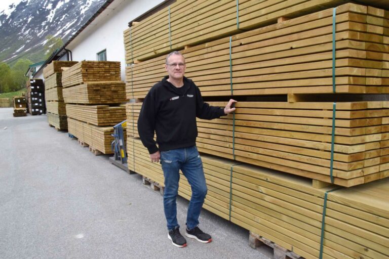 Odd Rune Heggen hos Valldal Høvleri AS trur dei høge prisane fyrst og fremst vil råke privatpersonar framfor større byggefirma.